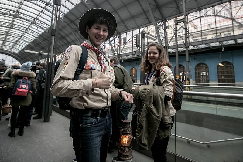 Skauti přivezli 16. prosince 2018 na pražské hlavní nádraží Betlémské světlo z Lince.