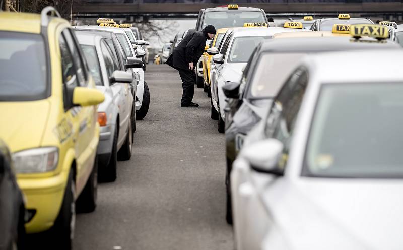 Sraz taxikářů na pražském Strahově před jejich protestní jízdou centrem Prahy 8. února.