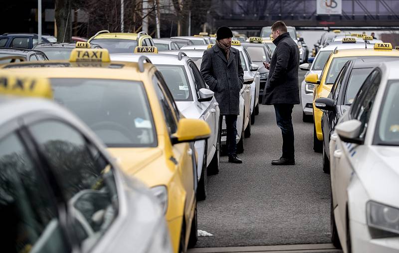 Sraz taxikářů na pražském Strahově před jejich protestní jízdou centrem Prahy 8. února.