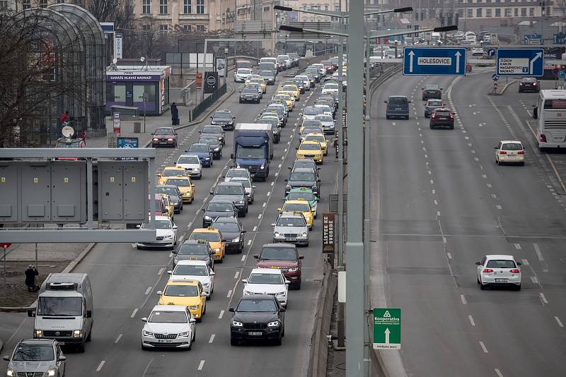 Protestní jízda taxikářů centrem Prahy 8. února.