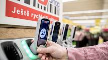 Novinka pro ulehčení nakupování Scan and Shop v supermarketu Tesco v pražském Edenu 12. února.