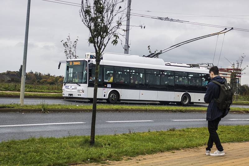 Pražský dopravní podnik v sobotu 15. října uvedl do zkušebního provozu novou trolejbusovou trať Letňany–Čakovice, kterou vybudoval v rámci projektu elektrifikace autobusové linky 140 (Palmovka–Miškovice).