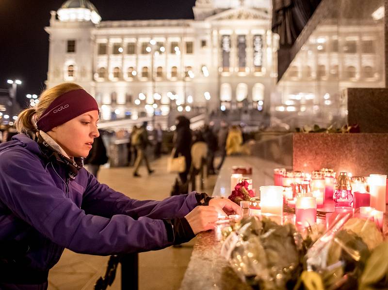 Lidé uctili památku 50. výročí upálení Jana Palacha Pochodem světla 16. ledna v Praze.