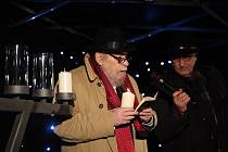 Setkání Světlo pro místo paměti při příležitosti židovského svátku Chanuka na nádraží Bubny.