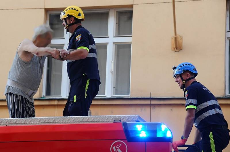 Zásah hasičů při požáru bytu v ulici U smaltovny.
