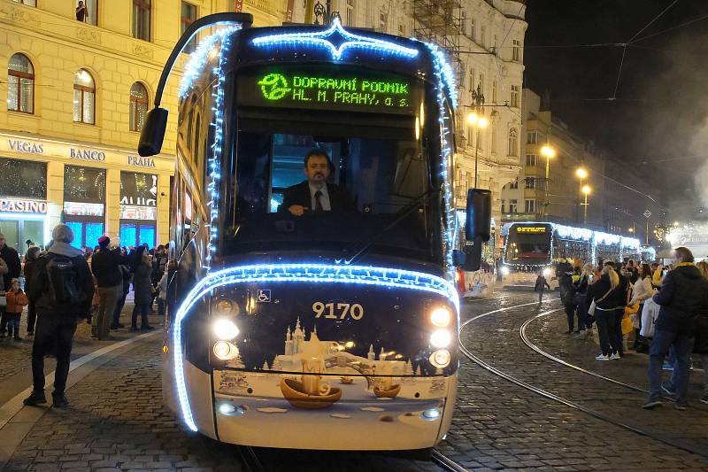 Vánoční Staroměstské náměstí a vyzdobené tramvaje.