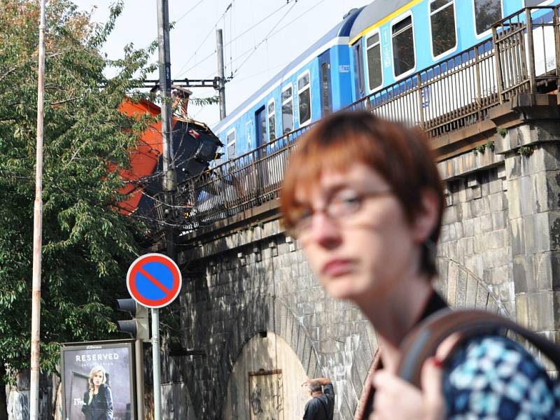 Následky srážky vlaků u někdejšího vyšehradského nádraží v Praze.