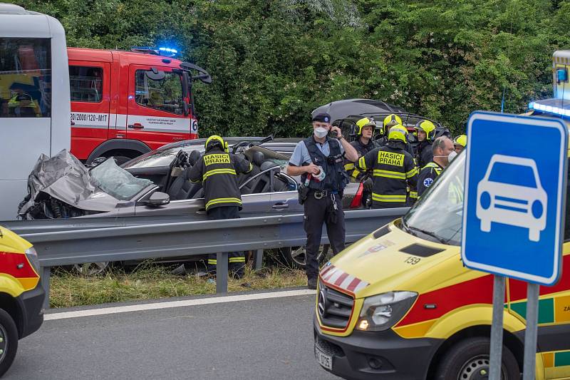 Při nehodě v Michli se zranilo šest lidí.