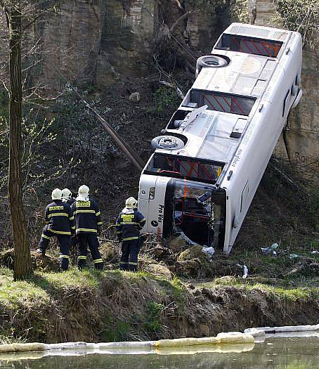 Autobus převážející zákazníky do nákupního centra Globus na pražském Zličíně spadl 18. dubna ze srázu.