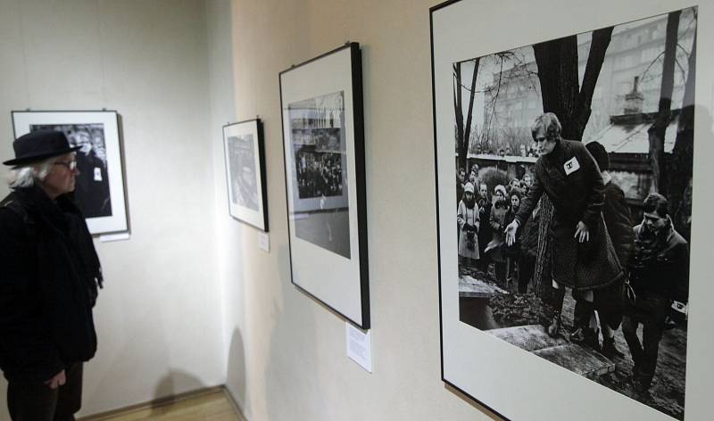 Zahájení výstavy fotografií Jan Palach,která se koná při příležitosti 45.výročí jeho tragického úmrtí. Vystaveno je 130 fotografií od 27 fotografů. Staroměstská radnice 3.února. 