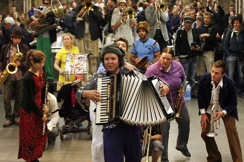 Muzika v metru i na náměstí. Orchestre International du Vetex předvedli Pražanům svůj temperament.