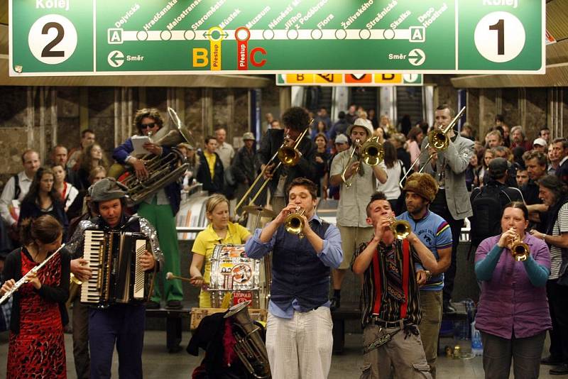 Muzika v metru i na náměstí. Orchestre International du Vetex předvedli Pražanům svůj temperament.