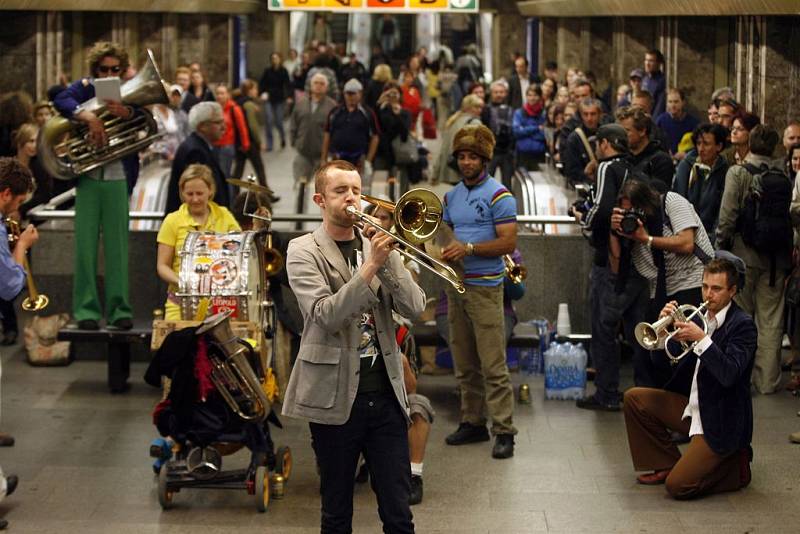 Muzika v metru i na náměstí. Orchestre International du Vetex předvedli Pražanům svůj temperament.