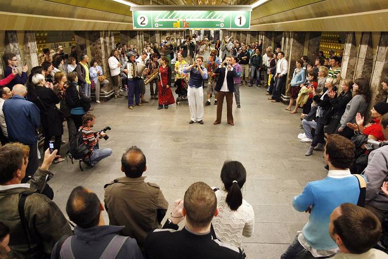 Muzika v metru i na náměstí. Orchestre International du Vetex předvedli Pražanům svůj temperament.