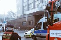 Policie a hasiči spolu s pyrotechniky a speciálně vycvičenými psy prohledávají budovu VŠE v Praze kvůli anonymní výhrůžce bombou.