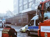 Policie a hasiči spolu s pyrotechniky a speciálně vycvičenými psy prohledávají budovu VŠE v Praze kvůli anonymní výhrůžce bombou.