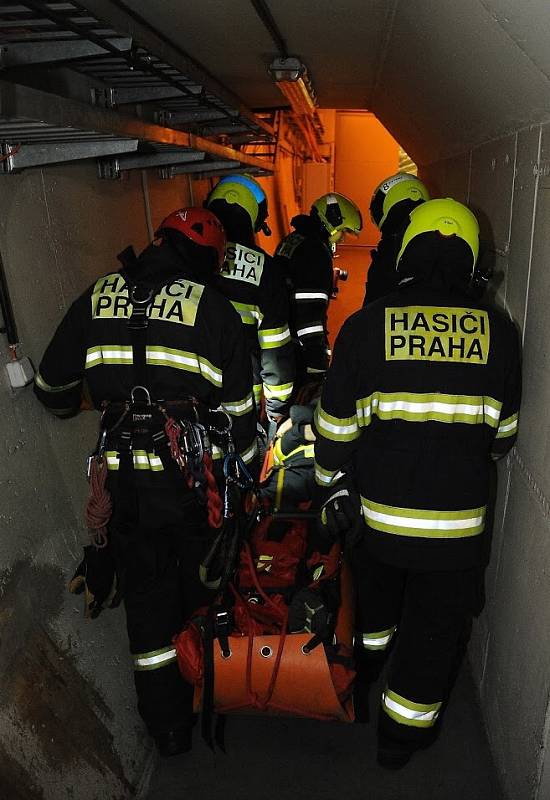 Noční cvičení pražských hasičů v tunelu Mrázovka.