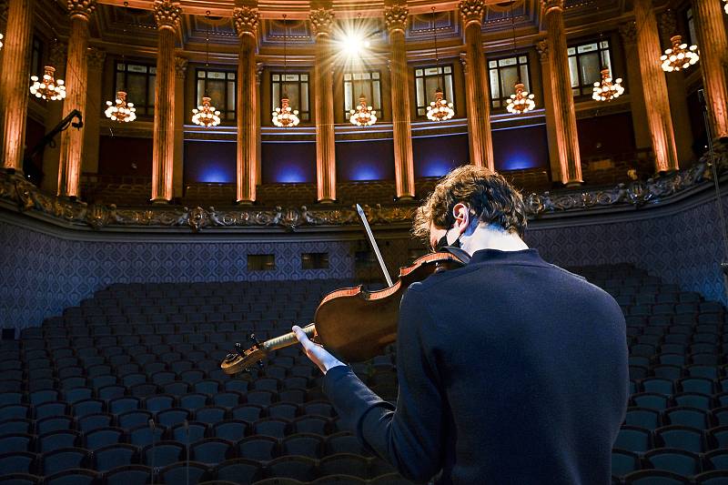 Nejmladší koncertní mistr České filharmonie a otec tří dětí. Třiatřicetiletý Josef Špaček studoval na prestižních hudebních školách v Americe, procestoval celý svět a momentálně hraje na housle z 18. století.  Foto: Petr Kadlec