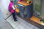 Detektivové zveřejnili záběry z bezpečnostních kamer na jedné z pošt ve Zlíně, které zachycují dvě ženy. Právě ony prý balíček přinesly a podávaly k odeslání.