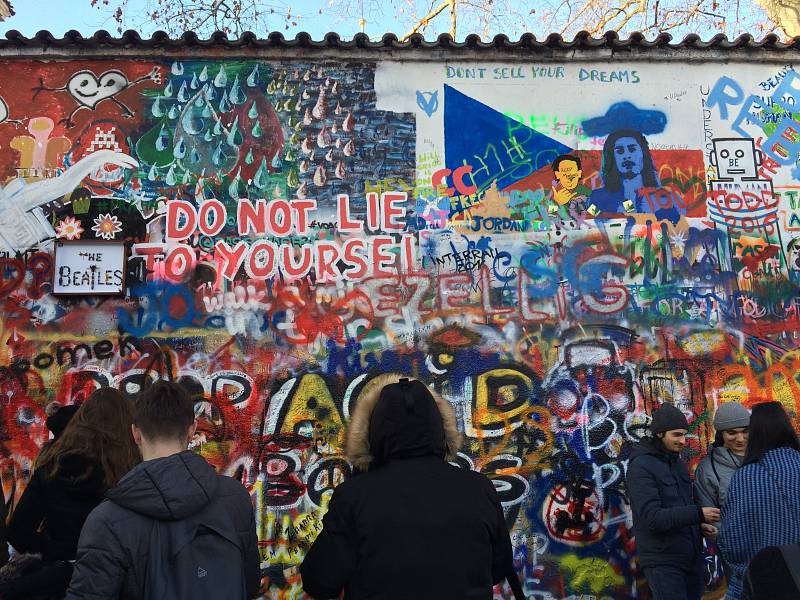 Lennonova zeď láká především mladé turisty