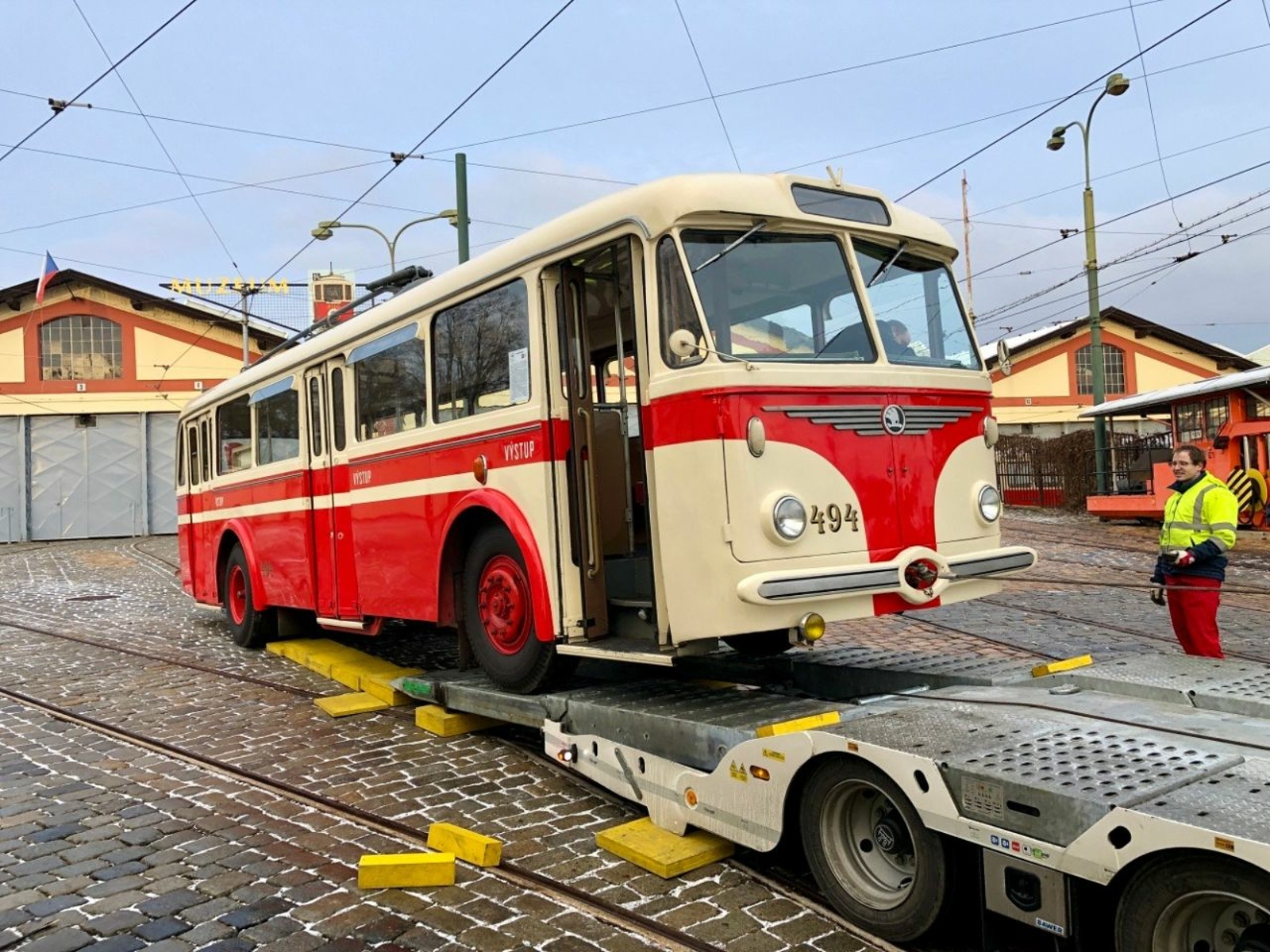 OBRAZEM: Trolejbusové přesuny v Praze. Vůz z roku 1959 čeká velká oprava -  Pražský deník