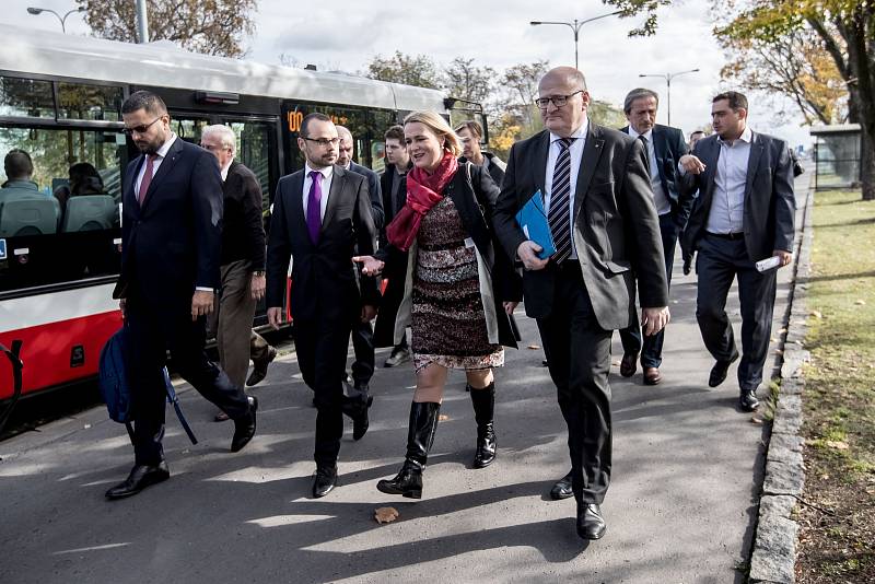 Debata Pražského deníku, která začala na autobusové stanici na Veleslavíně a pokračovala na Terminálu 3 v hotelu Ramada 13. října v Praze.