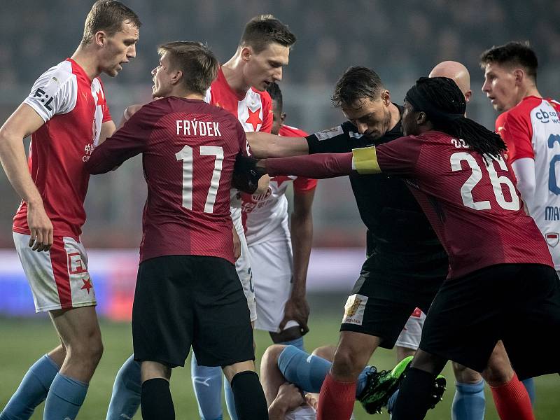 Zápas 28. kola Fortuna ligy mezi Sparta Praha a Slavia Praha, hraný 14. dubna v Praze v Sinobo stadium. strkanice Martin Frýdek ze Sparty a Tomáš Souček ze Slavie