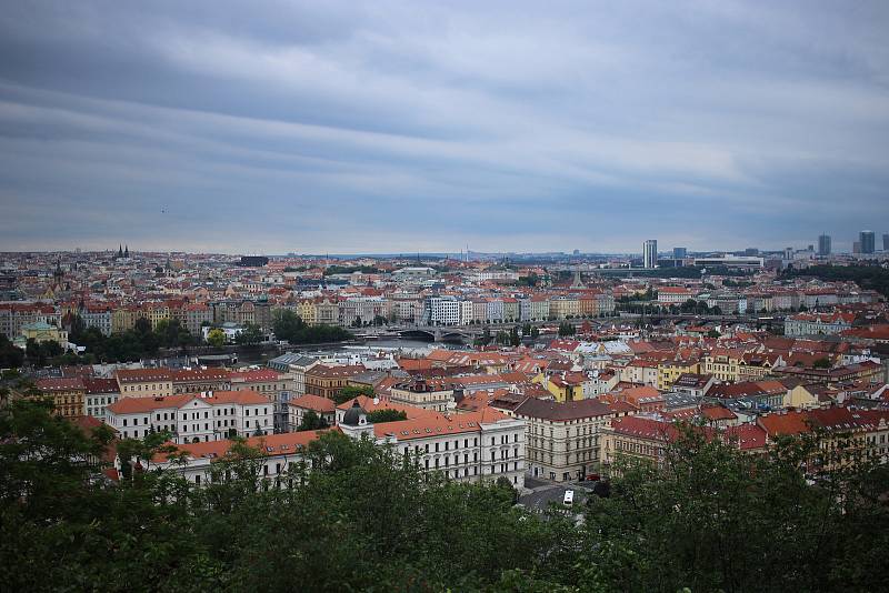 Petřínské sady nabízejí dech beroucí výhledy na hlavní město. I proto jsou oblíbeny hlavně mezi zamilovanými  páry.