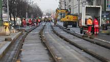 Rašínovo nábřeží - začala oprava tramvajové trati, automobilová doprava je svedena na náplavku ve směru na Podolí.