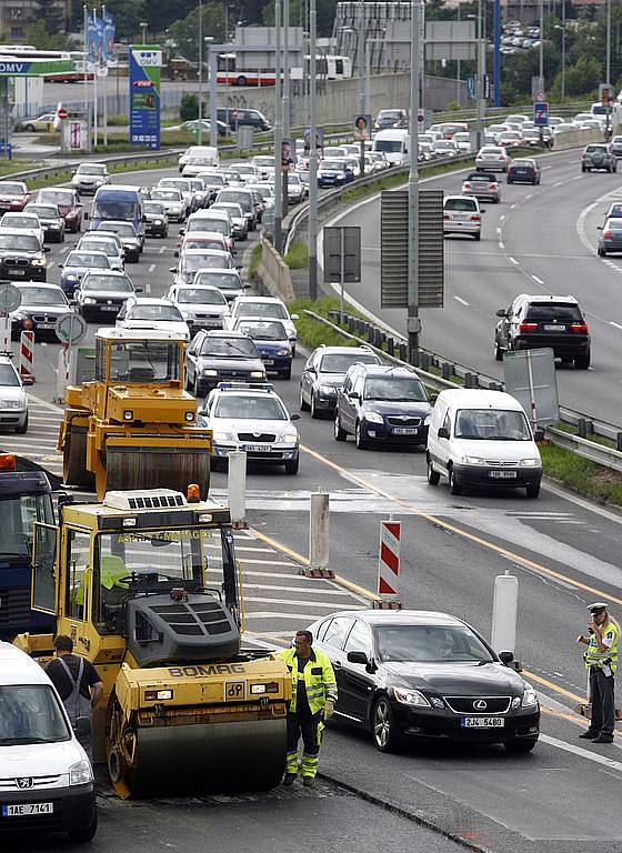 Frézování vozovky a s tím spojené uzavření dvou pruhů na Jižní spojce znamenalo pro řidiče až hodinové čekání v kolonách.