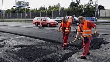 Frézování vozovky a s tím spojené uzavření dvou pruhů na Jižní spojce znamenalo pro řidiče až hodinové čekání v kolonách.