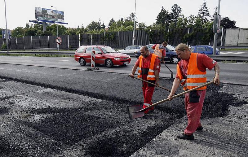 Frézování vozovky a s tím spojené uzavření dvou pruhů na Jižní spojce znamenalo pro řidiče až hodinové čekání v kolonách.