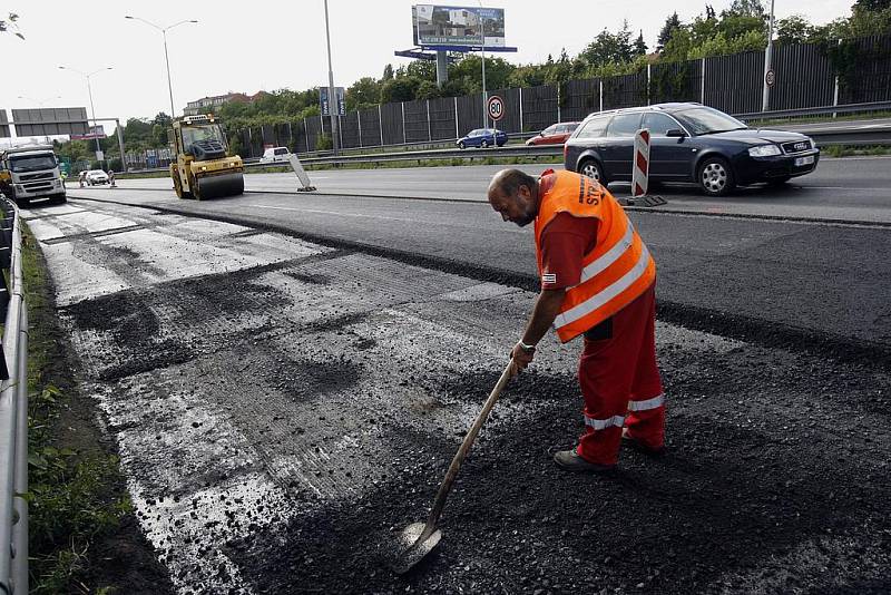 Frézování vozovky a s tím spojené uzavření dvou pruhů na Jižní spojce znamenalo pro řidiče až hodinové čekání v kolonách.