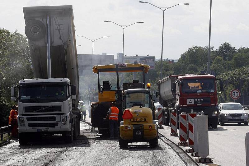 Frézování vozovky a s tím spojené uzavření dvou pruhů na Jižní spojce znamenalo pro řidiče až hodinové čekání v kolonách.