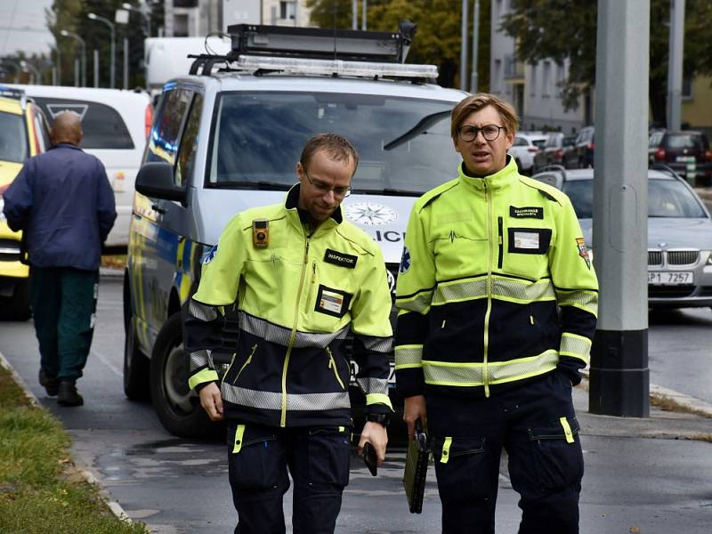 Mladá žena v Praze nepřežila střet s tramvají.