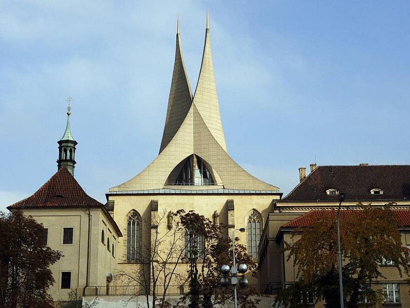 Emauzský klášter nechal postavit císař Karel IV. Jako první v něm mše sloužili kněží ve staroslověnském jazyce. Za Ferdinanda II. přišel do Emauz španělský řád. Od jeho příchodu se traduje pověst o duchovi zavražděného zvoníka. 