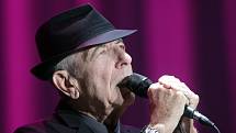 Kanadský básník a písničkář Leonard Cohen se dočkal při nedělním koncertu v zaplněné pražské O2 areně bouřlivého přijetí. 