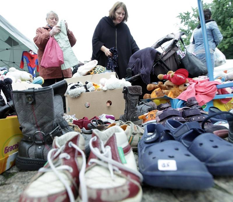 Dobročinný bazar na náměstí Míru