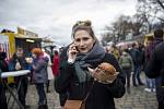 Food truck show na Smíchovské náplavce.