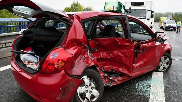 Při nehodě dvou aut na začátku dálnice D6 se zranilo šest lidí.
