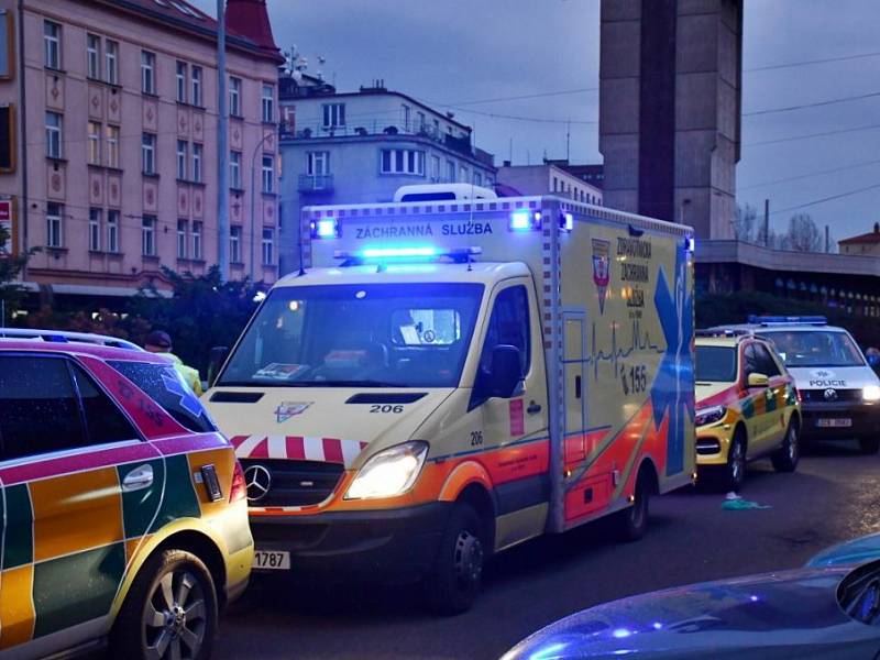 U Smíchovského nádraží srazil autobus ženu.