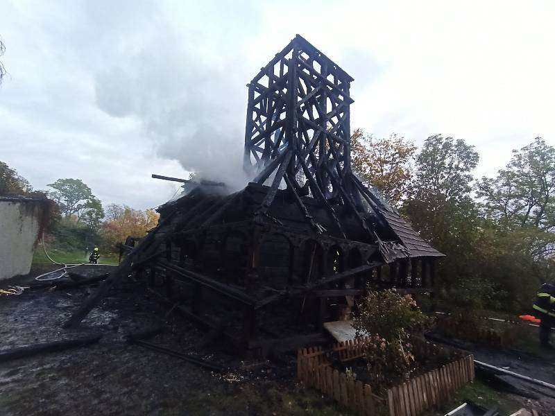 Dřevěný kostel sv. Michaela ze 17.století byl požárem zasažen v plném rozsahu.