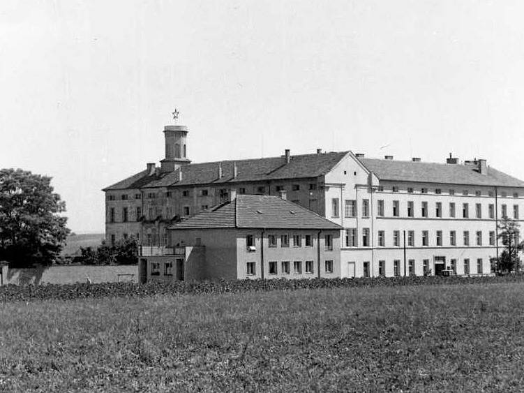 Klášter – Původní klášter sester boromejek skončil jako garáž pro zemědělskou techniku. Kostelní věž s pěticípou hvězdou byla unikátem snad v celé republice, který se stával zájmem objektivu mnoha fotografů.