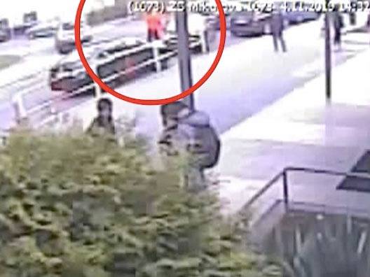 Muž v Praze 4 ukradl před školou auto s kojencem uvnitř.