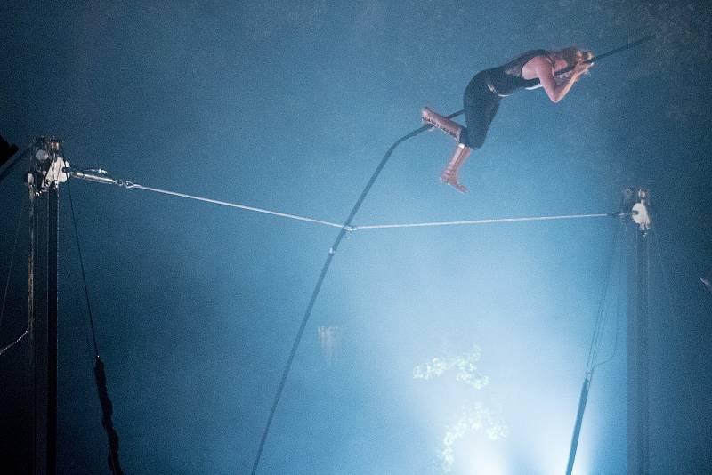 Festival adrenalinově zahájila provazochodkyně Johanne Humblet, která na Open Air scéně vysoko nad hlavami diváků zdolává jeden risk za druhým. Za své vystoupení sklidila bouřlivý potlesk, diváků sedících na zemi v trávě arény pod širým nebem. Vystoupení 