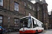 PACIENTI SI JE CHVÁLÍ. Minibusy se už osvědčily na Karlově v Praze 2. Linku využívají často pacienti zdejších nemocnic.