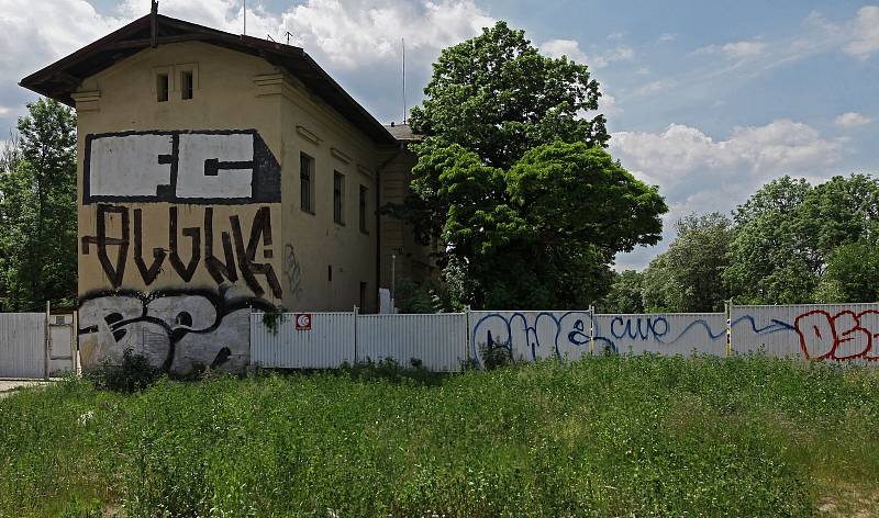 Současná Palmovka - špína, nepořádek, rozkopané ulice při rekonstrukci kolejí.