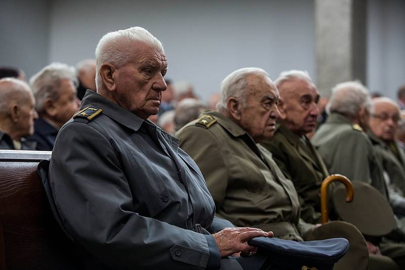 Poslední rozloučení s válečným veteránem Alexandrem Beerem, který zemřel 31. prosince 2015 ve věku 98 let, se uskutečnilo 13. ledna 2016 v Praze. Na snímku generál Boček.