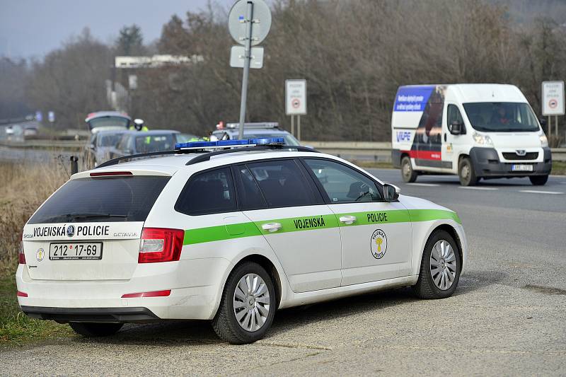 Hlídky policie a vojenské policie při kontrole vozidel 3. března v Praze.