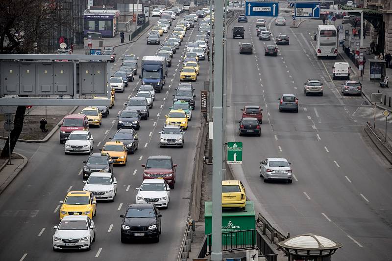 Protestní jízda taxikářů centrem Prahy 8. února.